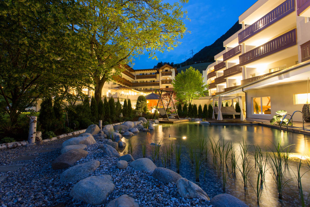 Blick auf Badesee Hotel Wiesenhof Garden Resort