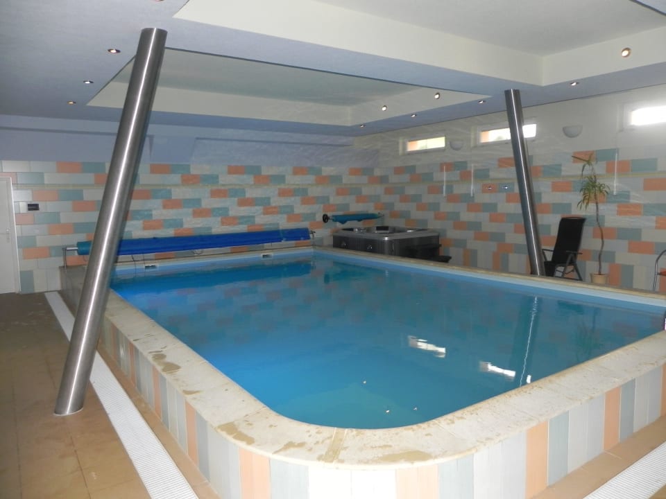 Pool mit Gegenstromanlage und Whirlpool Hotel Castle Residence Praha