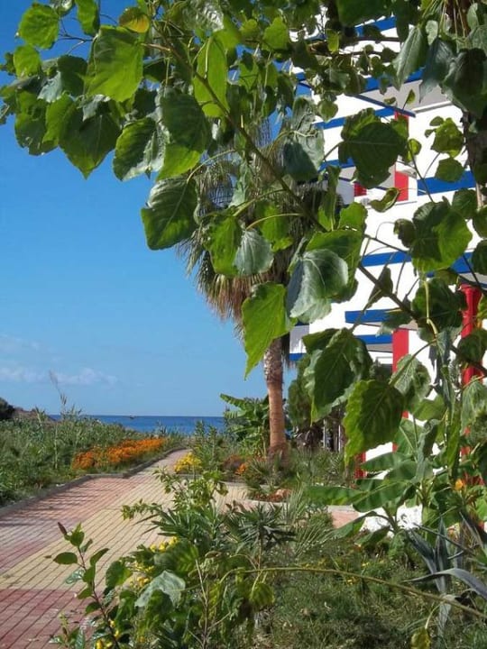 Weg zum Strand Skys Hotel