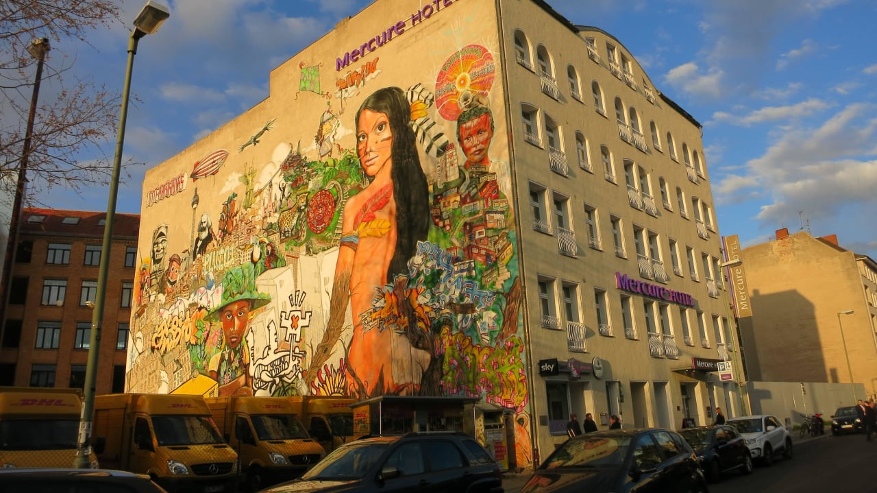 Künstler gestalten die Außenwände Mercure Hotel Berlin Mitte