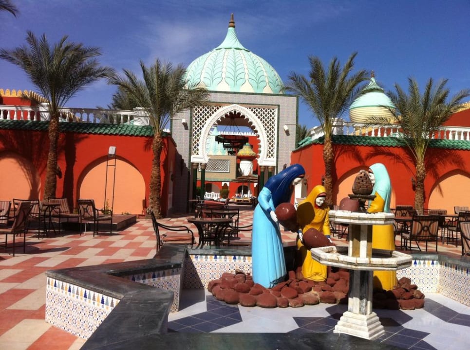 Innenhof mit lecker Kaffee und Cappuccino Pickalbatros Alf Leila Wa Leila Resort - Neverland Hurghada
