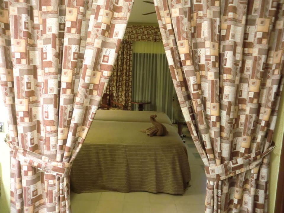 Sicht vom Bad ins Schlafzimmer Hotel Riu Tequila
