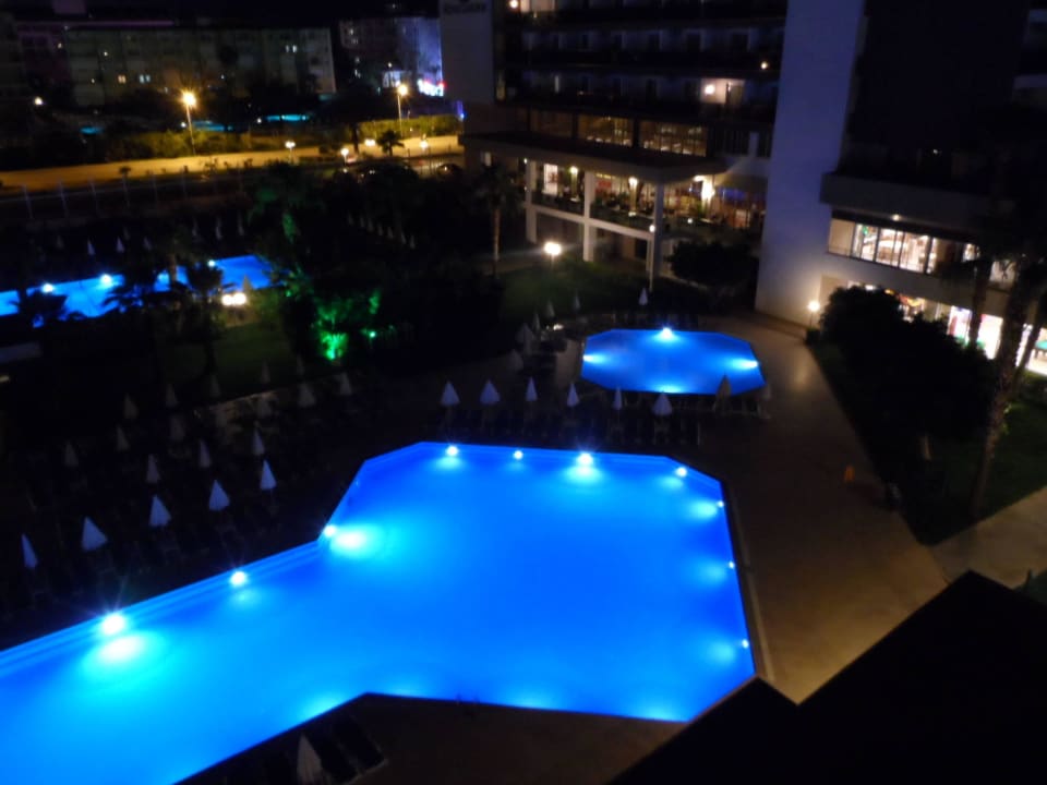 Pool bei Nacht Hotel Royal Garden Beach