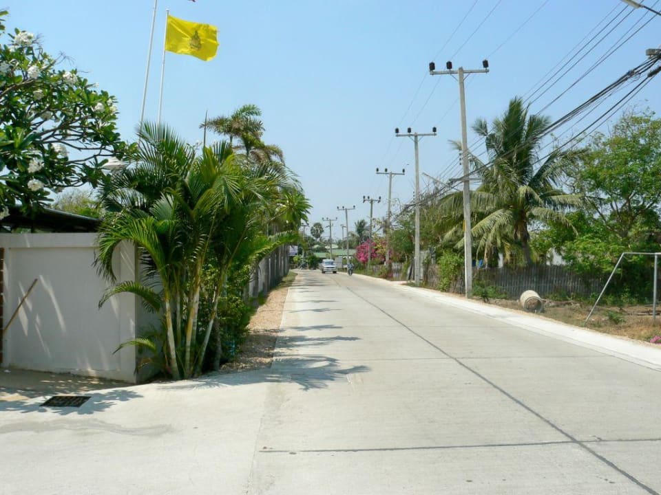 Strasse vorm Hotel (links in Richtung Ortsmitte) Hotel Fisherman's Village Resort