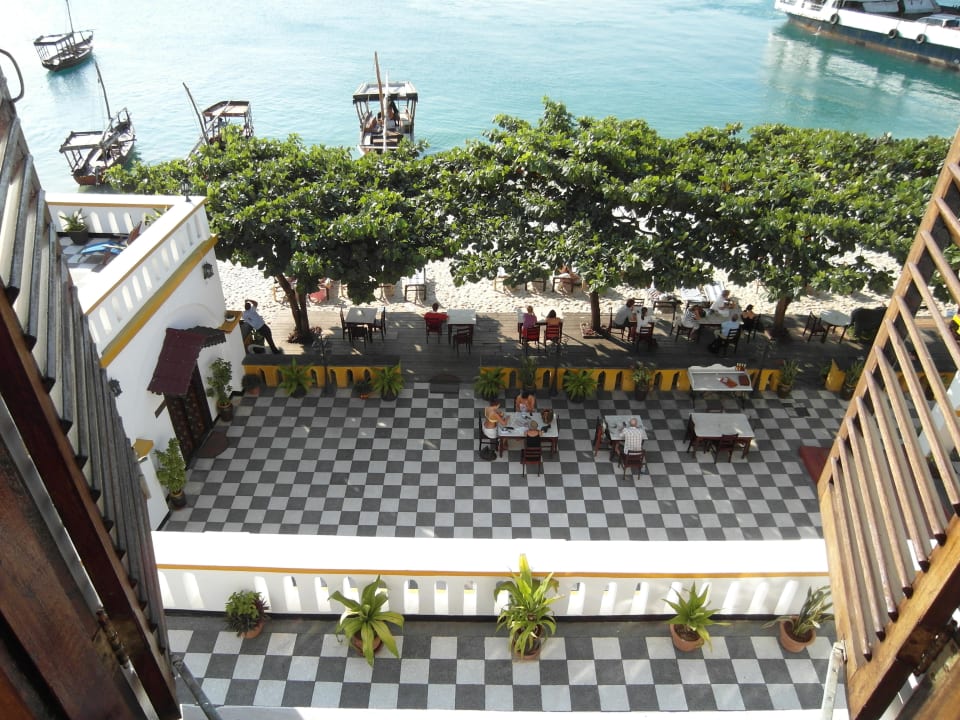 Terrasse und Hotelstrand mit Schatten Tembo House Hotel And Apartments