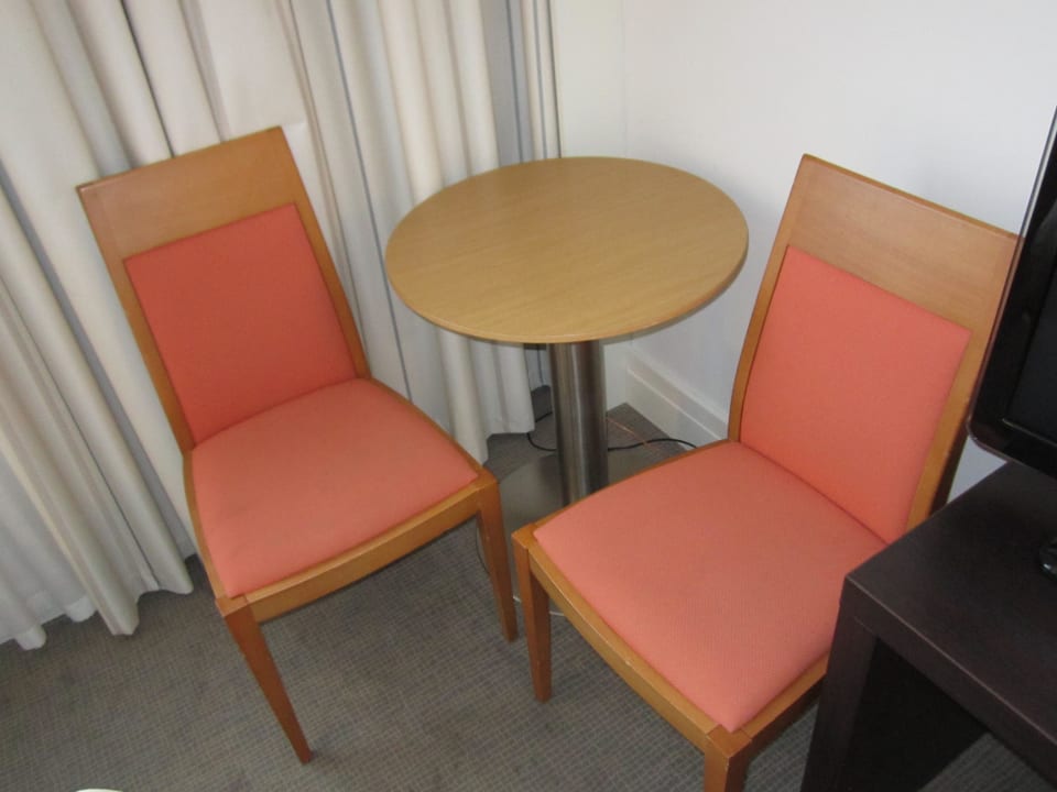 Sitzgruppe mit zwei Stühlen Hotel Novotel Vilnius