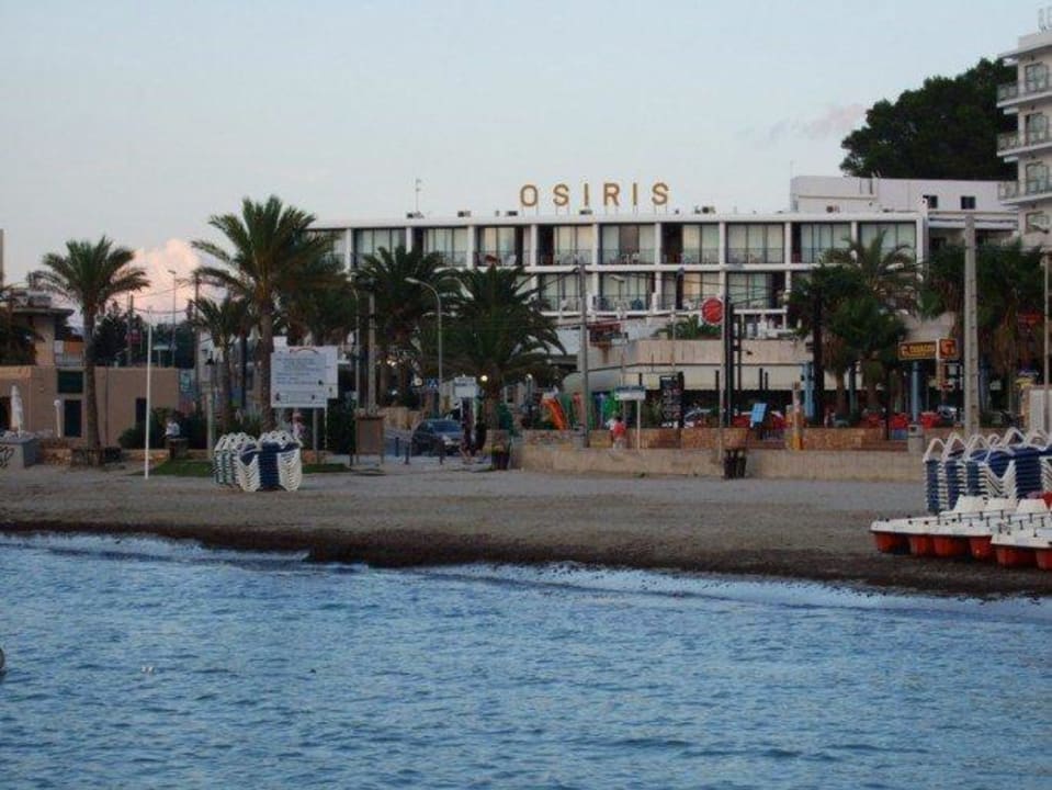 Außenansicht mit Strand Hotel Osiris