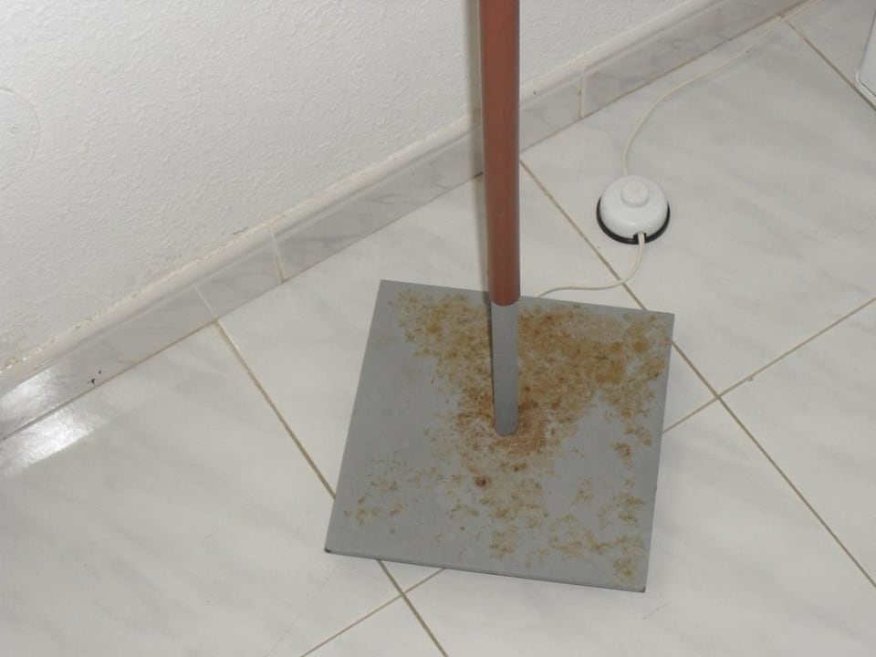 Der Standfuß der Stehlampe im Zimmer  SBH Hotel Taro Beach