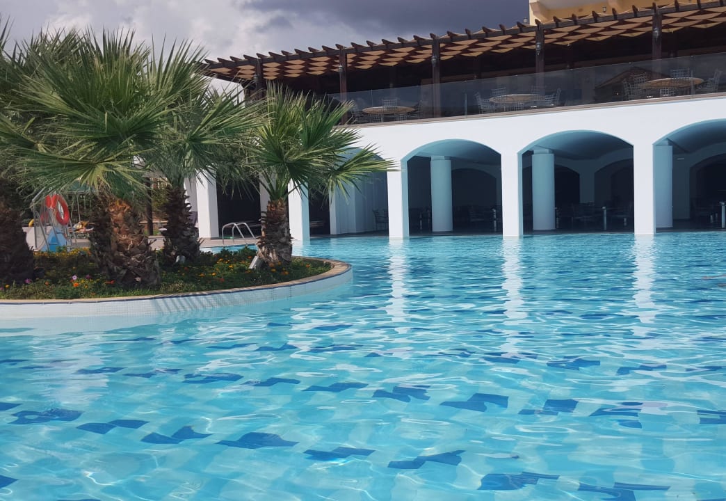 Główny basen z widokiem na dolną restaurację Lindos Imperial Resort & Spa