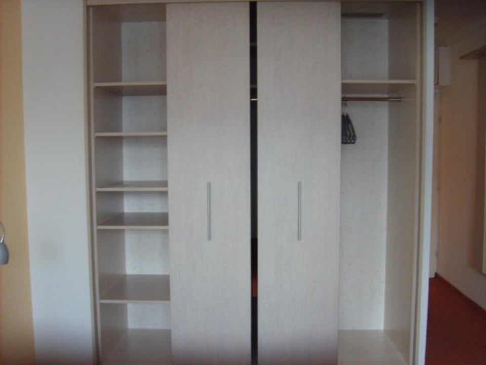 Kleiderschrank Hotel Panorama Inn und Boardinghaus