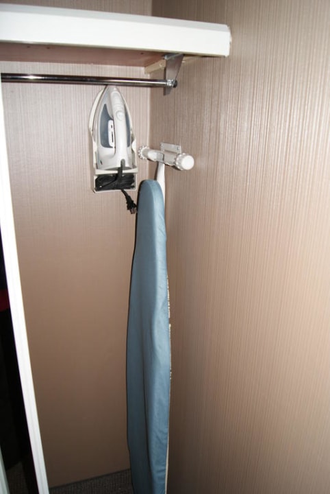"Bügelbrett und -eisen im Schrank" Novotel New York Times Square (New
