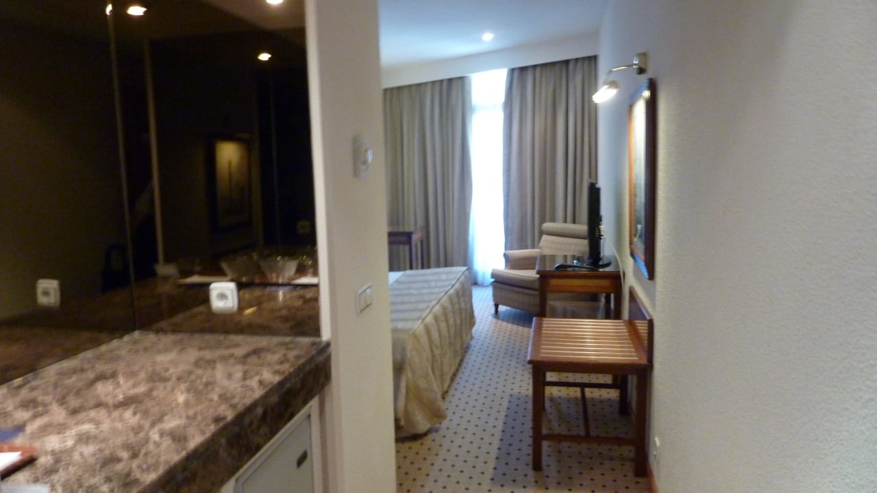 Eingangsbereich mit Minibar Meliá Costa del Sol
