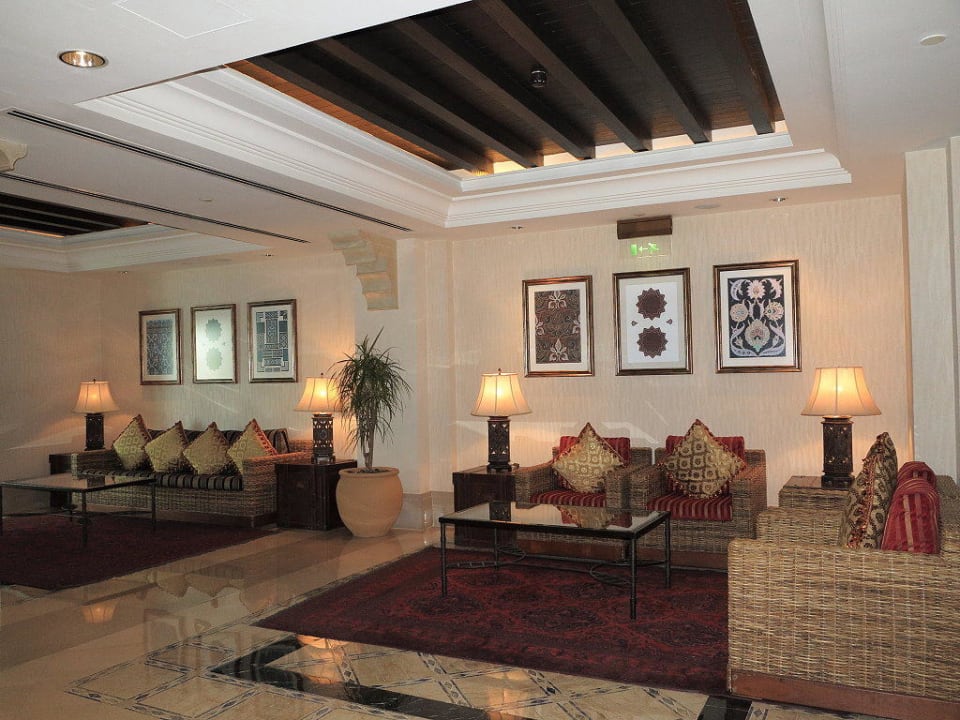 Sitzecke im Hotelgang Jumeirah Mina Al Salam