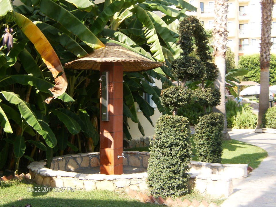 Dusche der Poolanlage Miramare Queen Hotel
