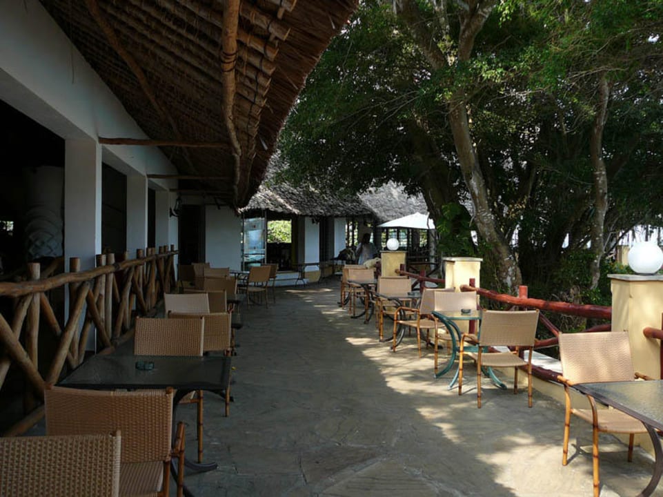 Terrasse, der Weg zum Restaurant! Diamonds Leisure Beach & Golf Resort