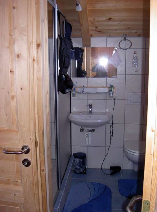 Badezimmer oben mit riesiger Dusche. Alpendorf Dachstein West by ALPS RESORTS