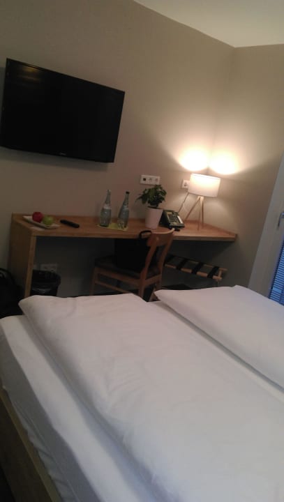 Schreibtisch / TV Hotel FIVE