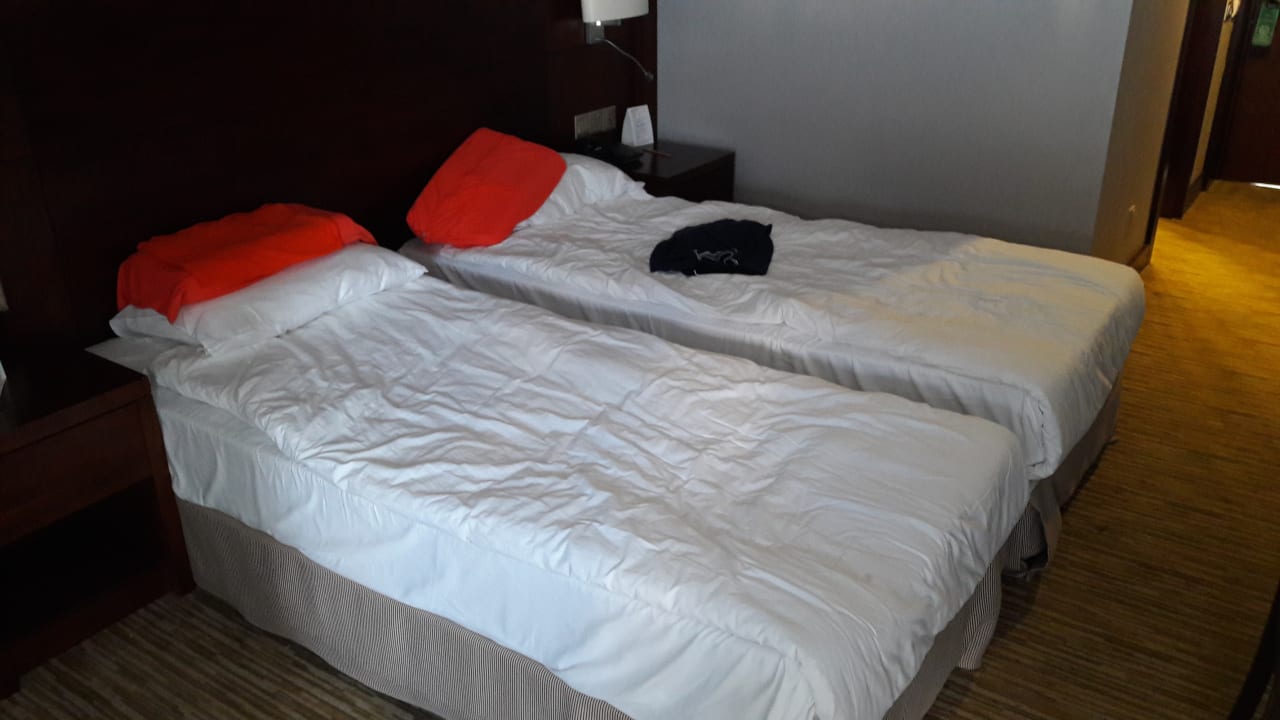 Schlafbereich mit zwei einzelnen Betten Salamis Bay Conti Resort Hotel & Casino