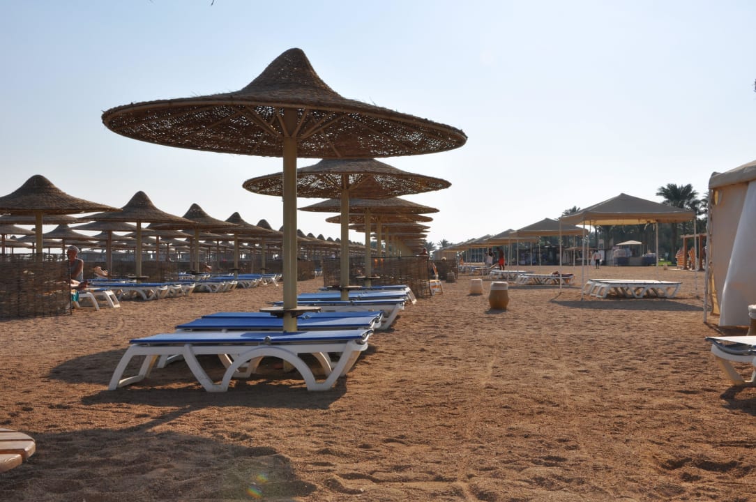 На пляже всегда есть свободные лежаки Stella Garden Resort & Spa, Makadi Bay