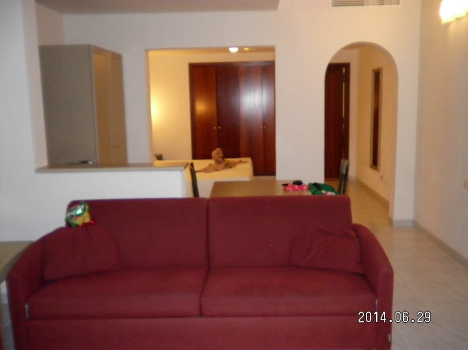 Blick vom Eingang in das große Zimmer SBH Hotel Taro Beach