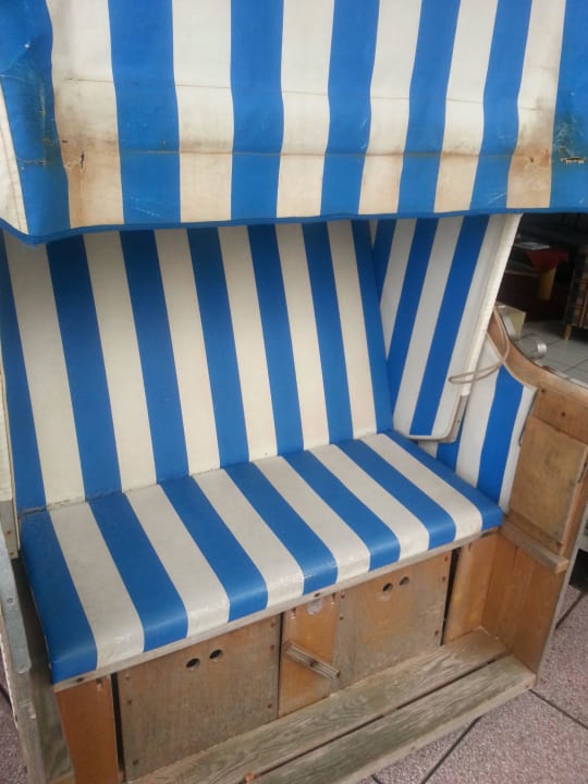 Strandkorb auf dem Balkon Residenz Meeresbrandung