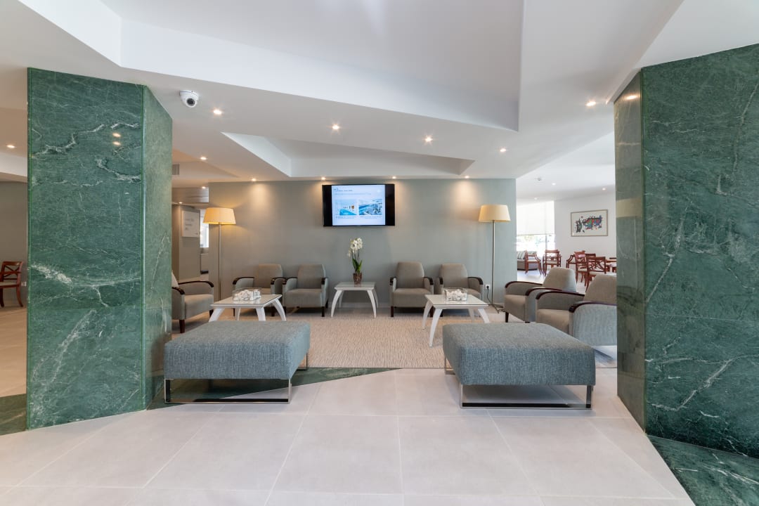 Lobby Reverence Life  - Adults only