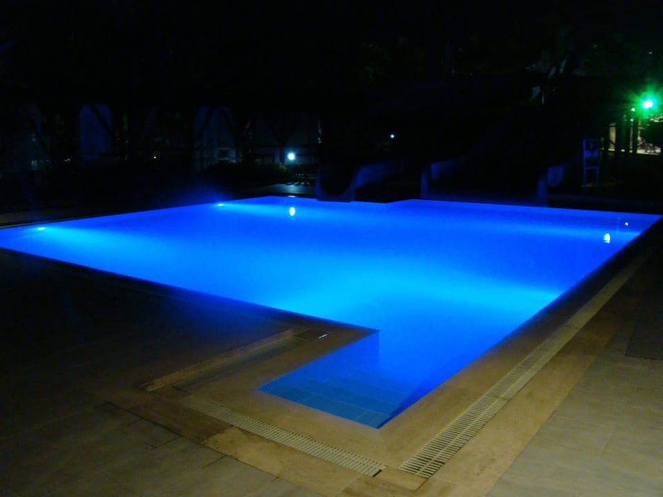 Бассейн ночью Crystal Flora Beach Resort