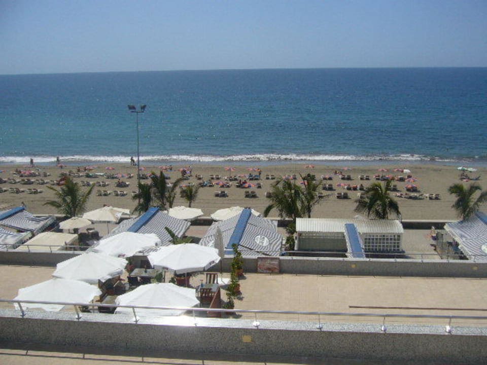 Blick vom Hotel auf den Strand und die Geschäfte H10 Playa Meloneras Horizons Collection