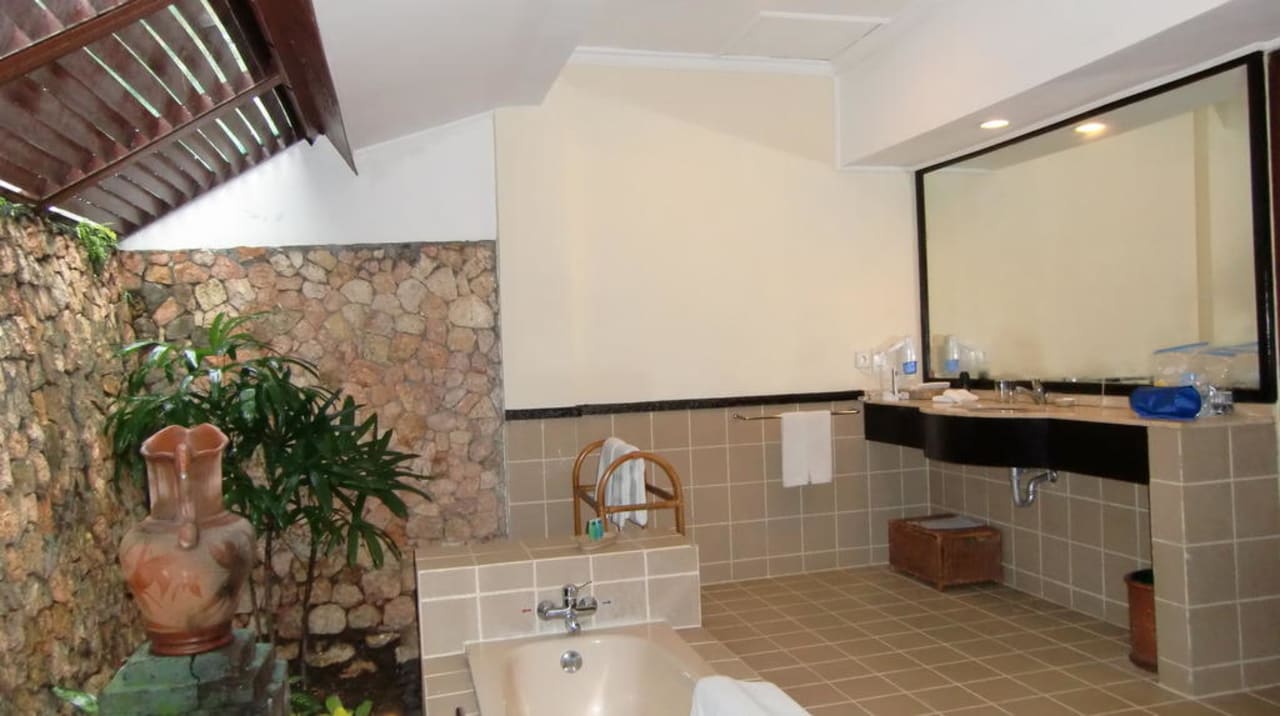 Offenes Badezimmer Bungalow 203 Hotel Holiday Resort Lombok