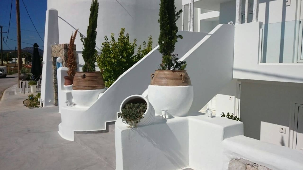 Von der Staße aus gesehen Kouros Exclusive