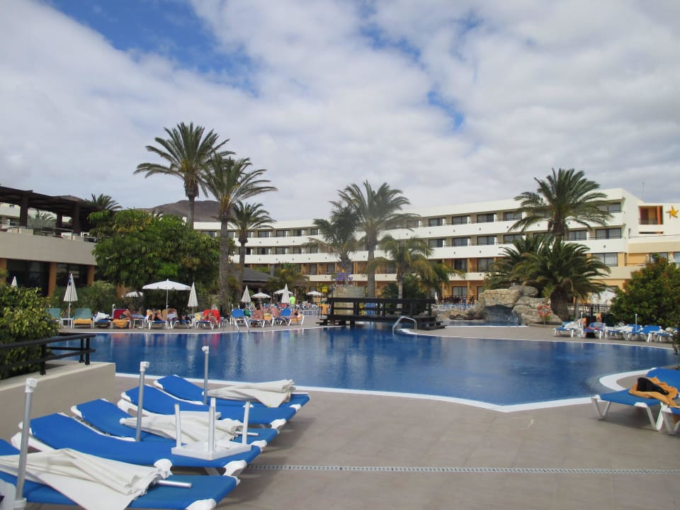 Der Poolbereich Iberostar Waves Playa Gaviotas