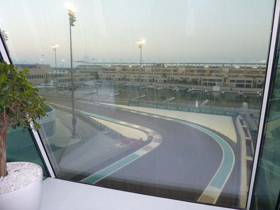 Der Übergang zu den Marina Zimmern W Abu Dhabi - Yas Island