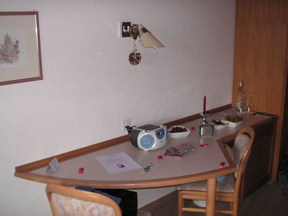 An alles war gedacht - sanfte Musik, was Süsses. Hotel Arc-en-ciel