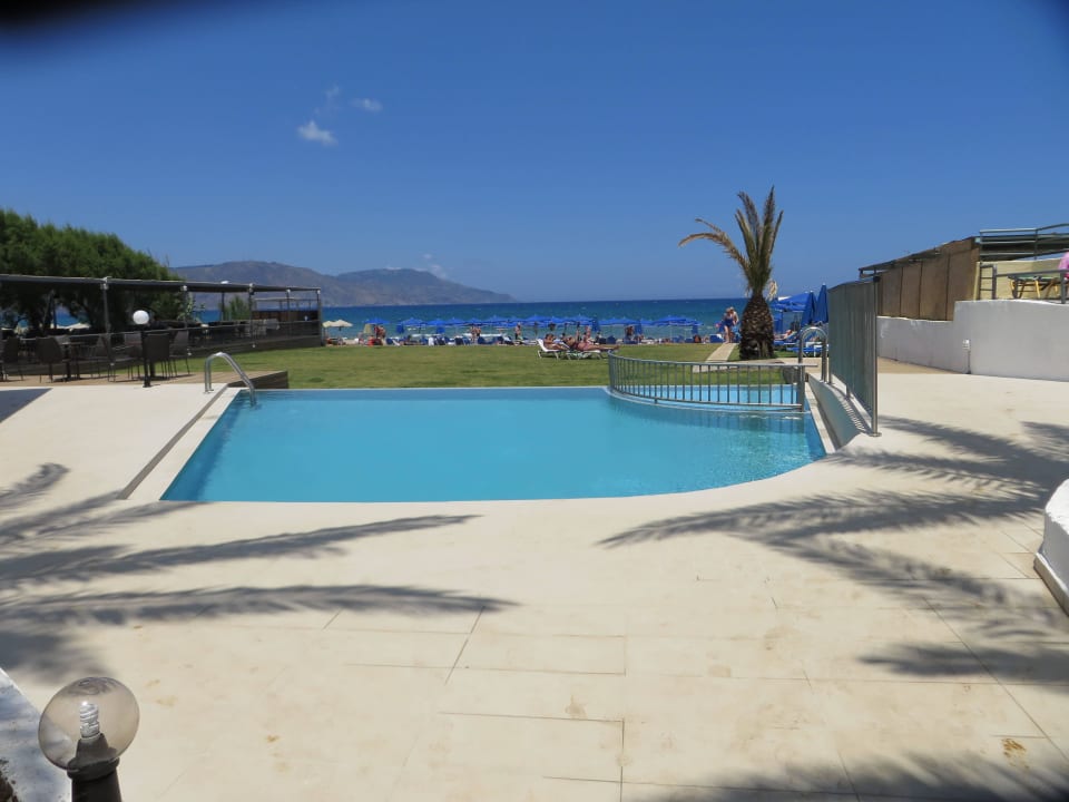 Blick zum Strand HARPIN Happy Days Beach Hotel