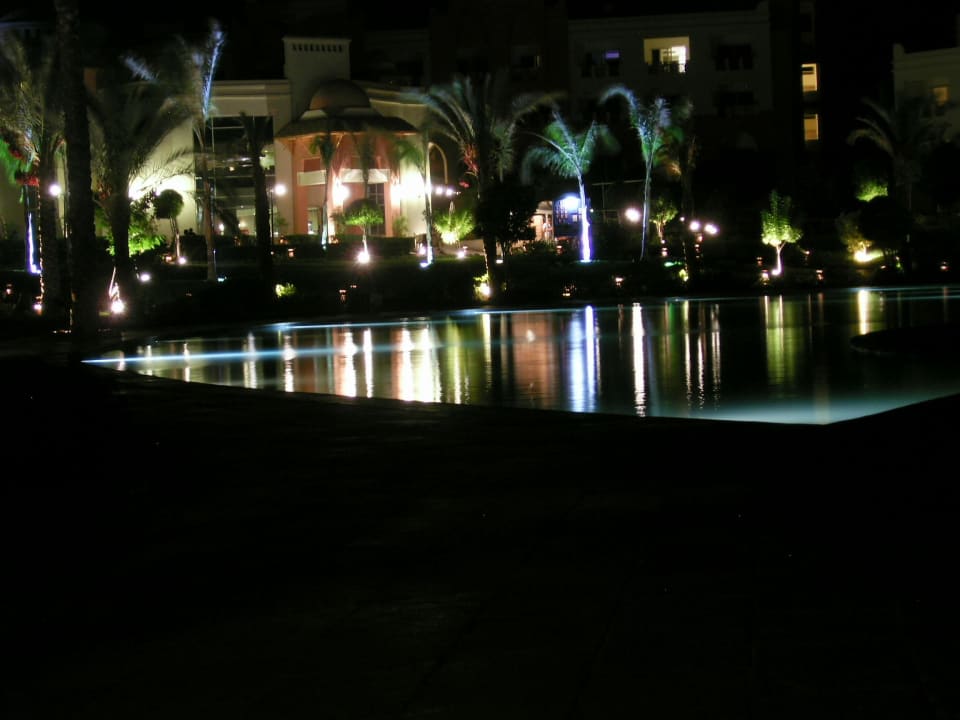 Hotelgebäude bei Nacht Serenity Alpha Beach