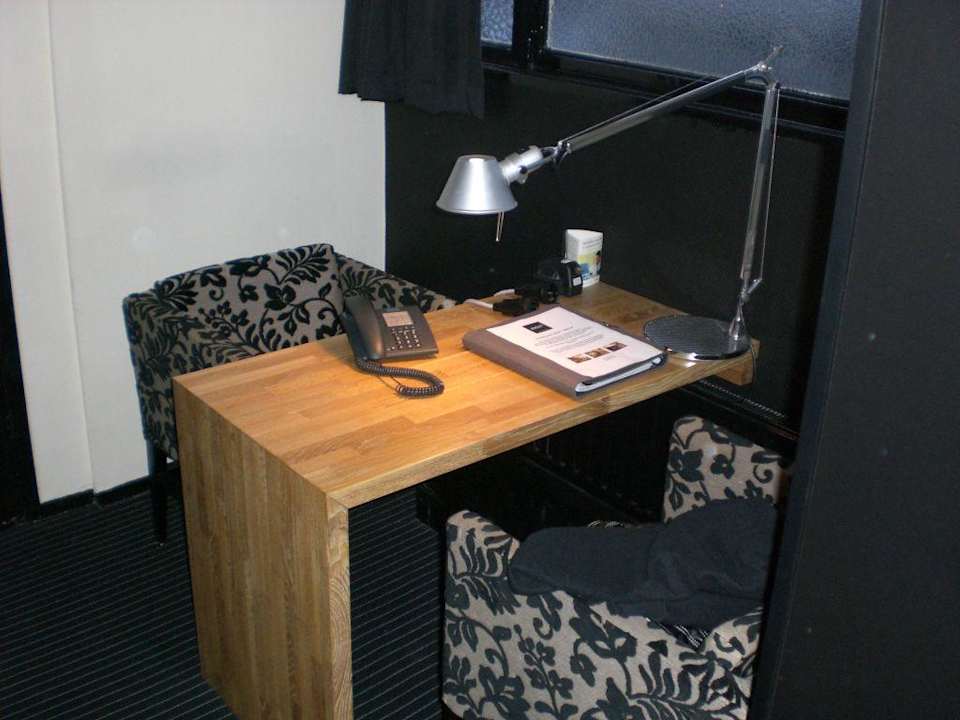 Schreibtisch (ZiNr. 407) Hotel Vondel