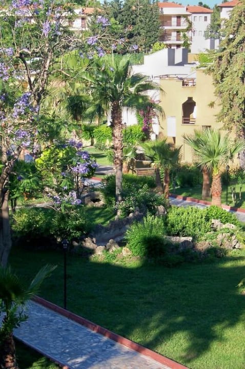 Garten mit Nebengebäuden Mira Meridia Beach Hotel