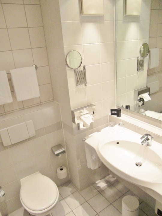 Bad ist sehr sauber Leonardo Hotel Hamburg Airport