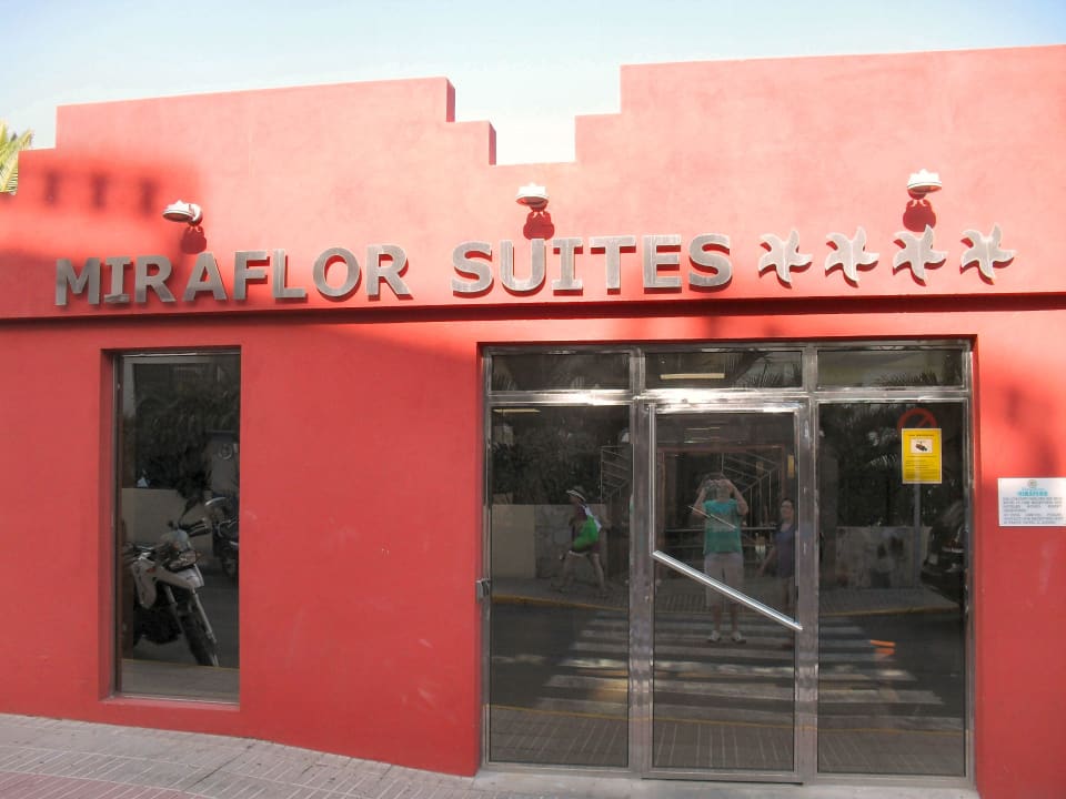 Eingang HL Miraflor Suites Hotel