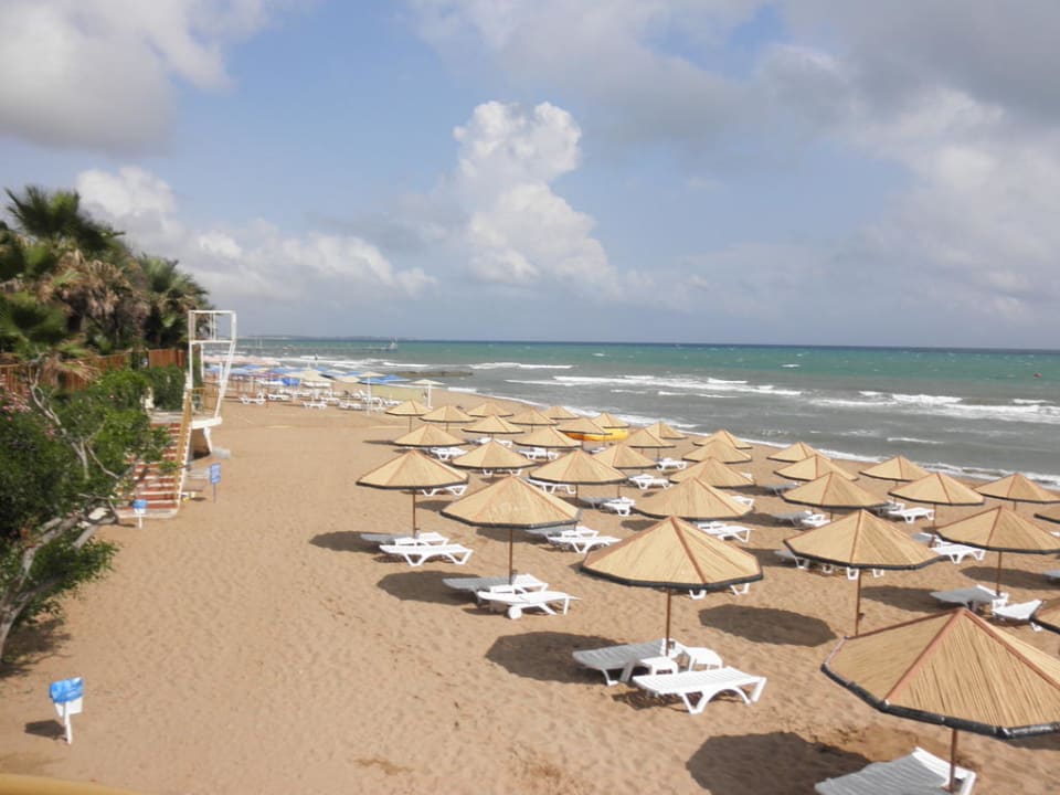 Linke Seite des Strands Hotel Defne Dream