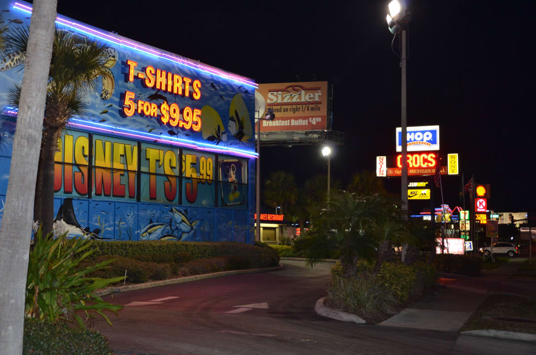 Disneyshop hinter dem Hotel Delta Orlando Lake Buena Vista