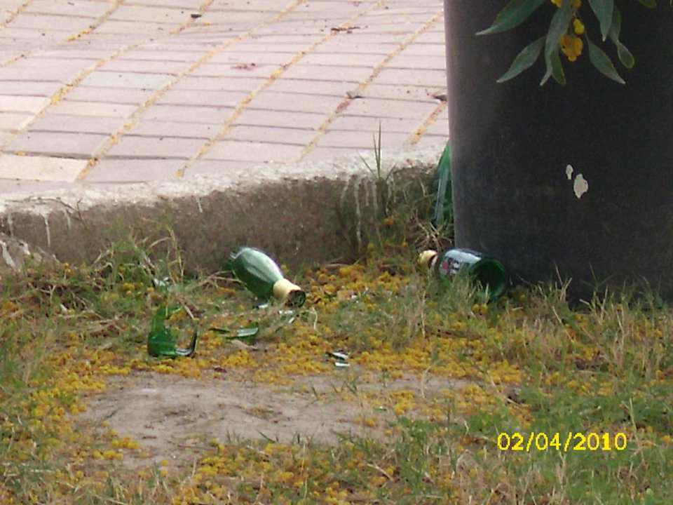 Zerbrochene Glasflaschen Royal Lido Resort & Spa