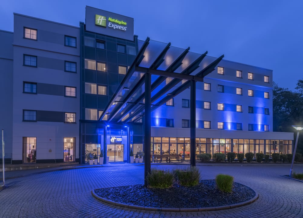 Außenansicht Holiday Inn Express Frankfurt - Airport