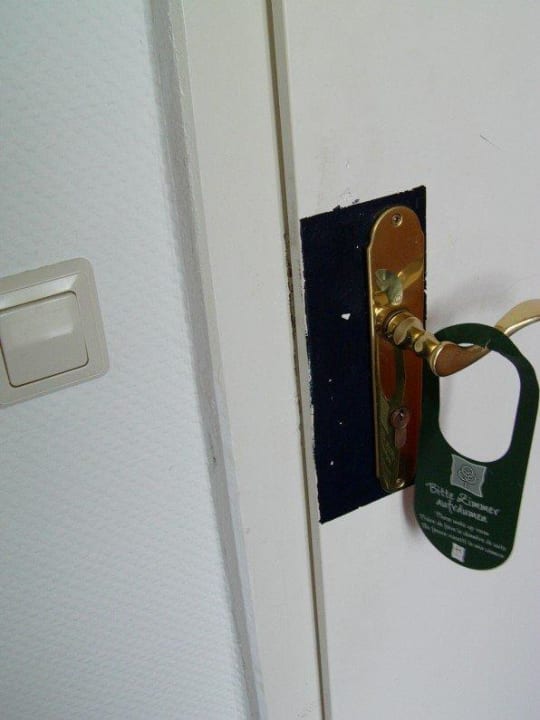 Tür nur mit lauter Gewalt zu schließen Days Hotel Liebenwalde Preußischer Hof