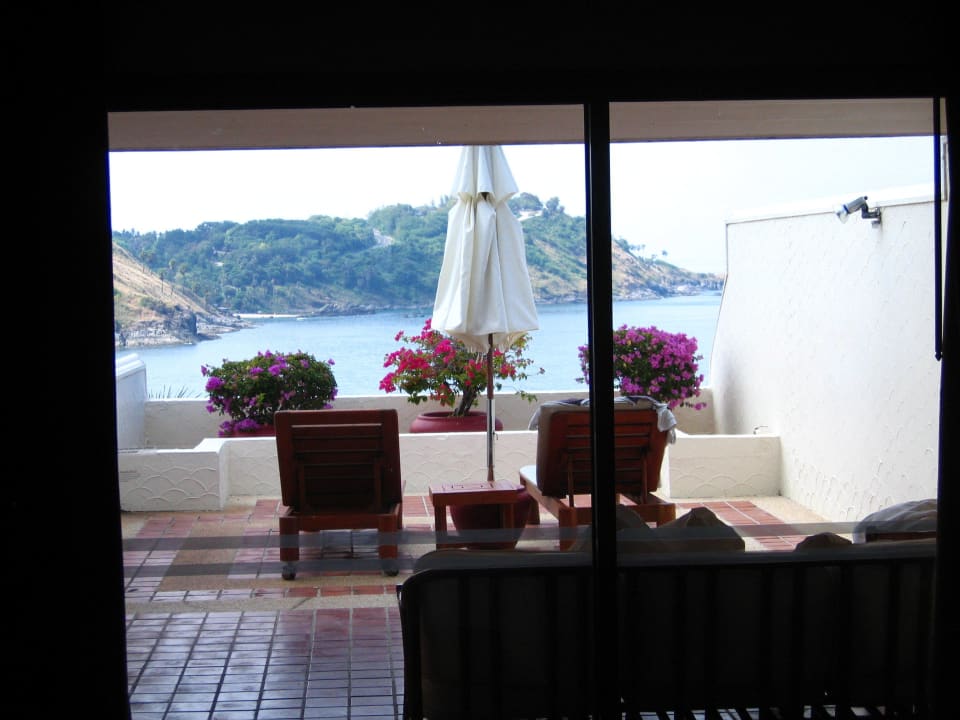 Blick auf die Terrasse vom Zimmer The Nai Harn Phuket