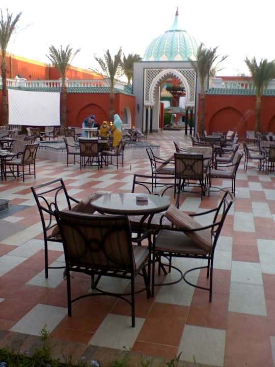 Blick von Lobby in einen Innenhof  Pickalbatros Alf Leila Wa Leila Resort - Neverland Hurghada