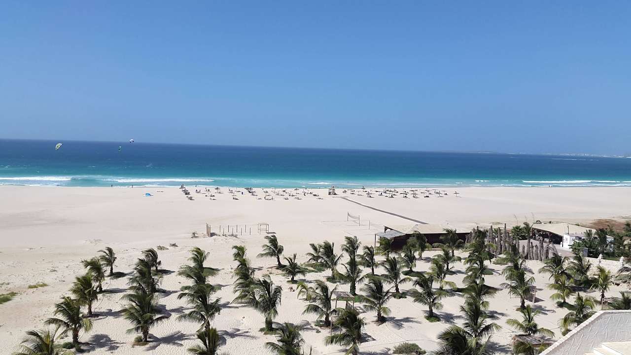 Ausblick vom Hotel auf den Strand. VOI Praia De Chaves Resort