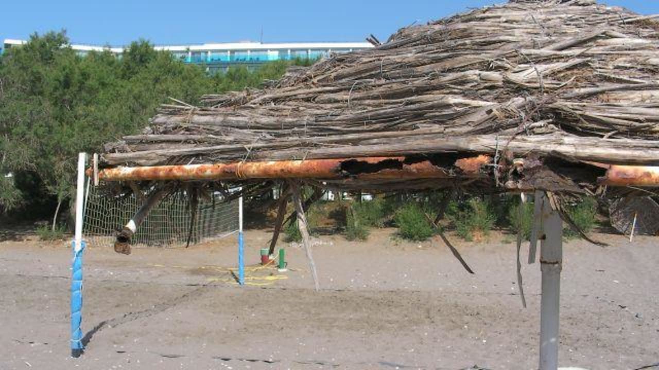 Löchrige und verrostete Strandschirme Hotel Calypso Beach