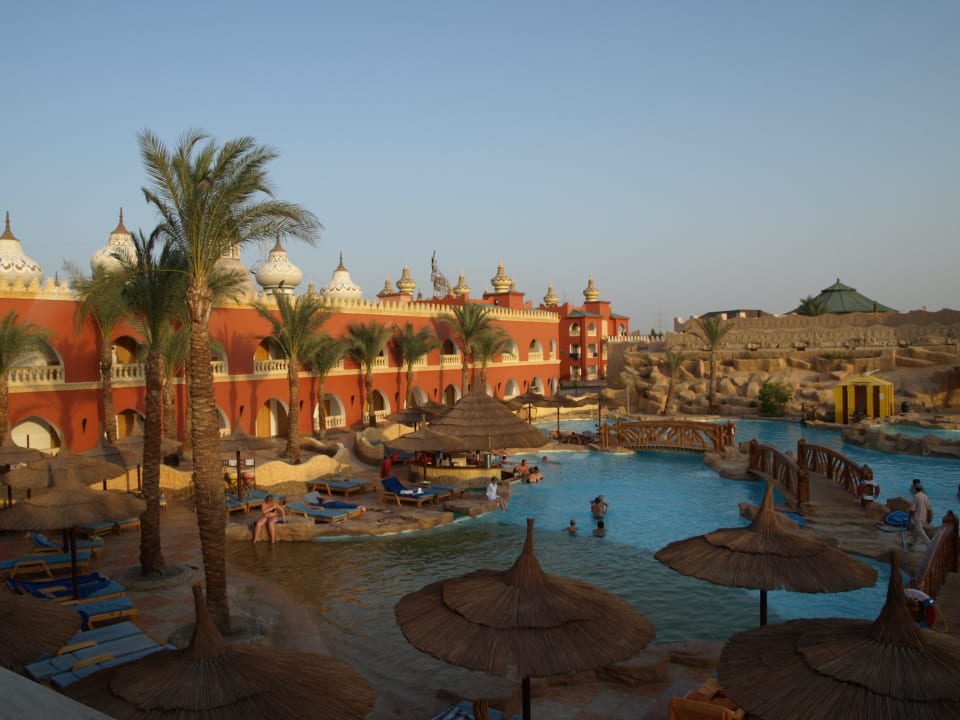 Basen głowny późnym popołudniem Pickalbatros Alf Leila Wa Leila Resort - Neverland Hurghada