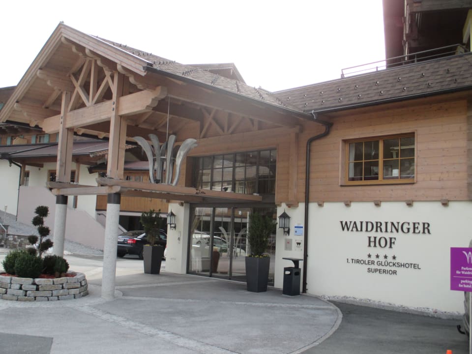Eingangsbereich Waidringer Hof · 1. Tiroler Glückshotel
